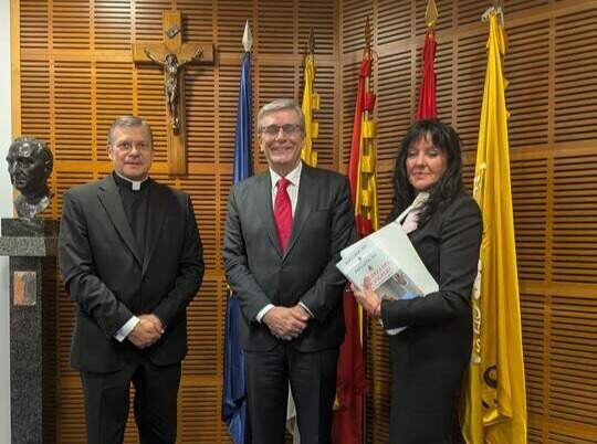 El Secretario del Dicasterio para la Comunicaci&oacute;n de la Santa Sede, monse&ntilde;or Lucio Adri&aacute;n Ruiz, y el padre Antonio Allende Felgueroso, SJ y Rector de la Universidad Pontificia de Comillas junto a Carmen Magall&oacute;n, presidenta de Romana Editorial. Foto: Marta Sant&iacute;n.