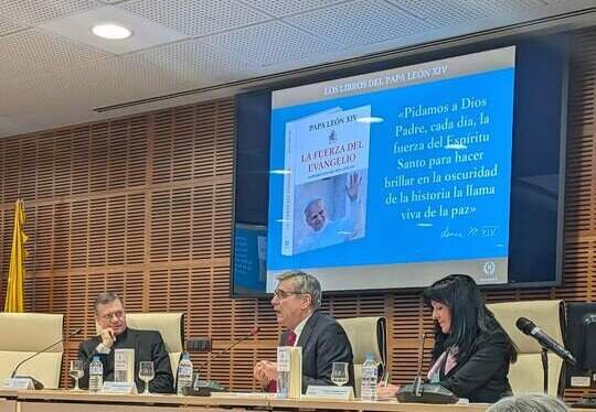 El Secretario del Dicasterio para la Comunicaci&oacute;n de la Santa Sede, monse&ntilde;or Lucio Adri&aacute;n Ruiz, y el padre Antonio Allende Felgueroso, SJ y Rector de la Universidad Pontificia de Comillas. Modera Carmen Magall&oacute;n, presidenta de Romana Editorial. Foto: Marta Sant&iacute;n.