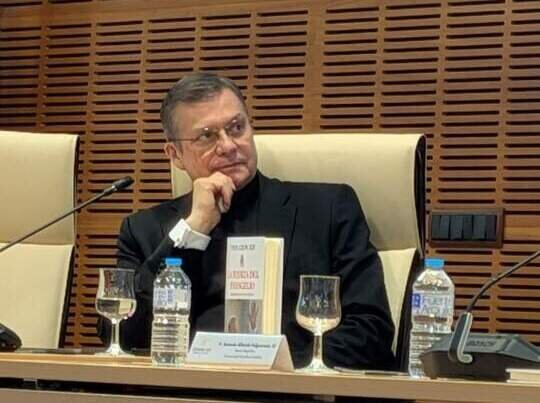 El Secretario del Dicasterio para la Comunicaci&oacute;n de la Santa Sede, monse&ntilde;or Lucio Adri&aacute;n Ruiz. Foto: Marta Sant&iacute;n.