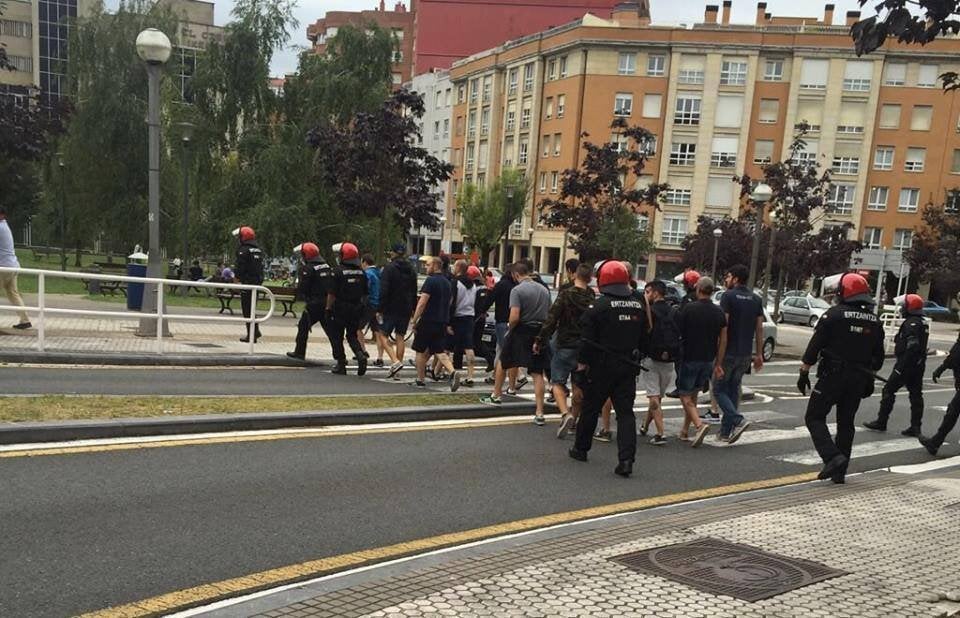 La Ertzaintza escolta a ultras de la pe&ntilde;a del Espanyol, RCDE Firm (Foto: Foro Ultras).