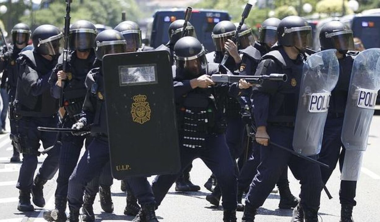 Agentes antidisturbios.
