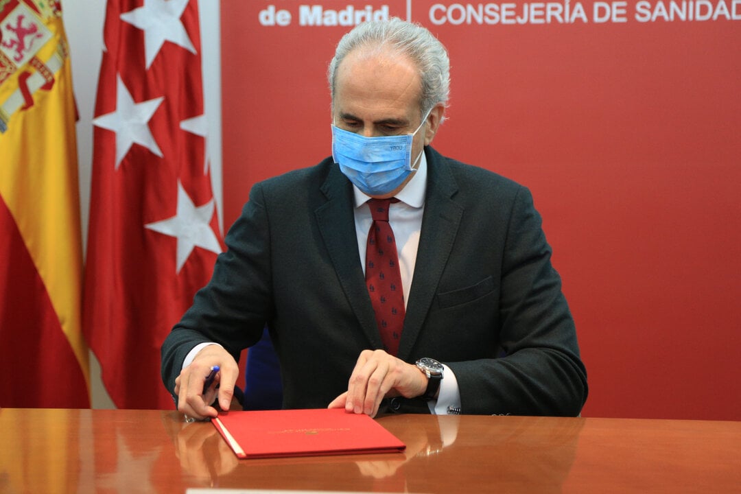 El consejero de Sanidad de la Comunidad de Madrid, Enrique Ruiz Escudero, durante el acto de firma del documento de recomendaciones para la atenci&oacute;n al paciente cr&iacute;tico y semicr&iacute;tico