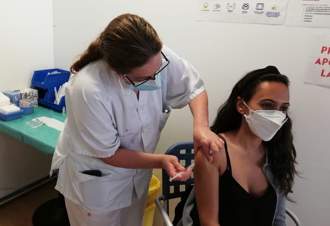 EuropaPress_3749753_enfermera_vacuna_mujer_contra_covid-19