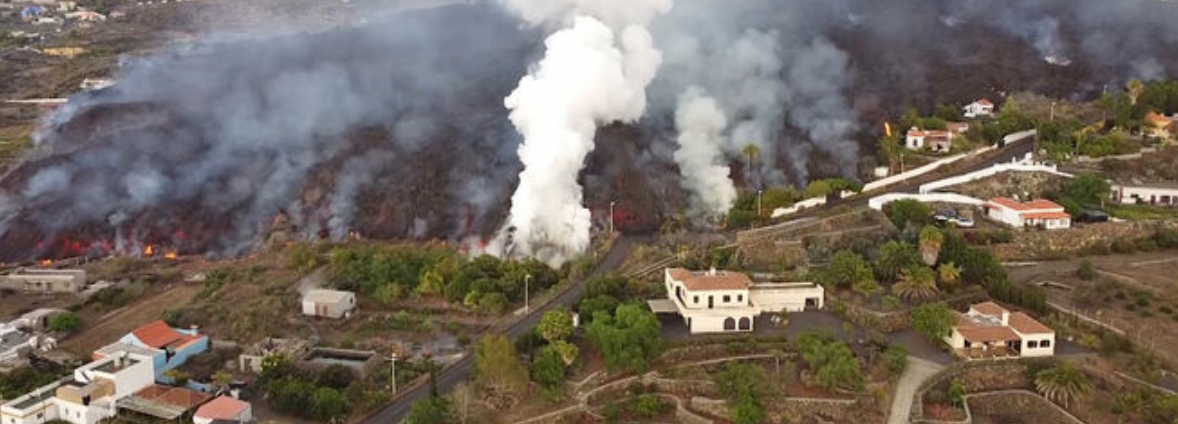 El volc&aacute;n de La Palma engulle las viviendas de la zona.