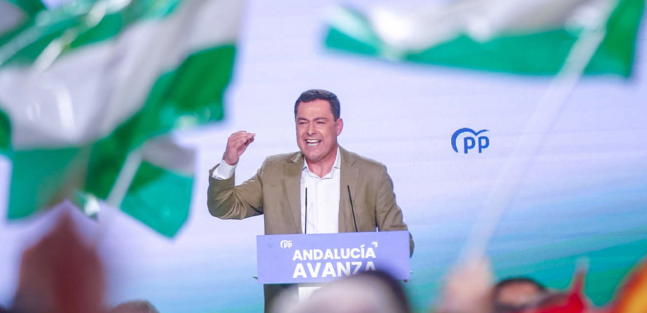 El presidente del PP-A y candidato a la reelecci&oacute;n como presidente de la Junta de Andaluc&iacute;a, Juanma Moreno, en la clausura de un acto en Sevilla