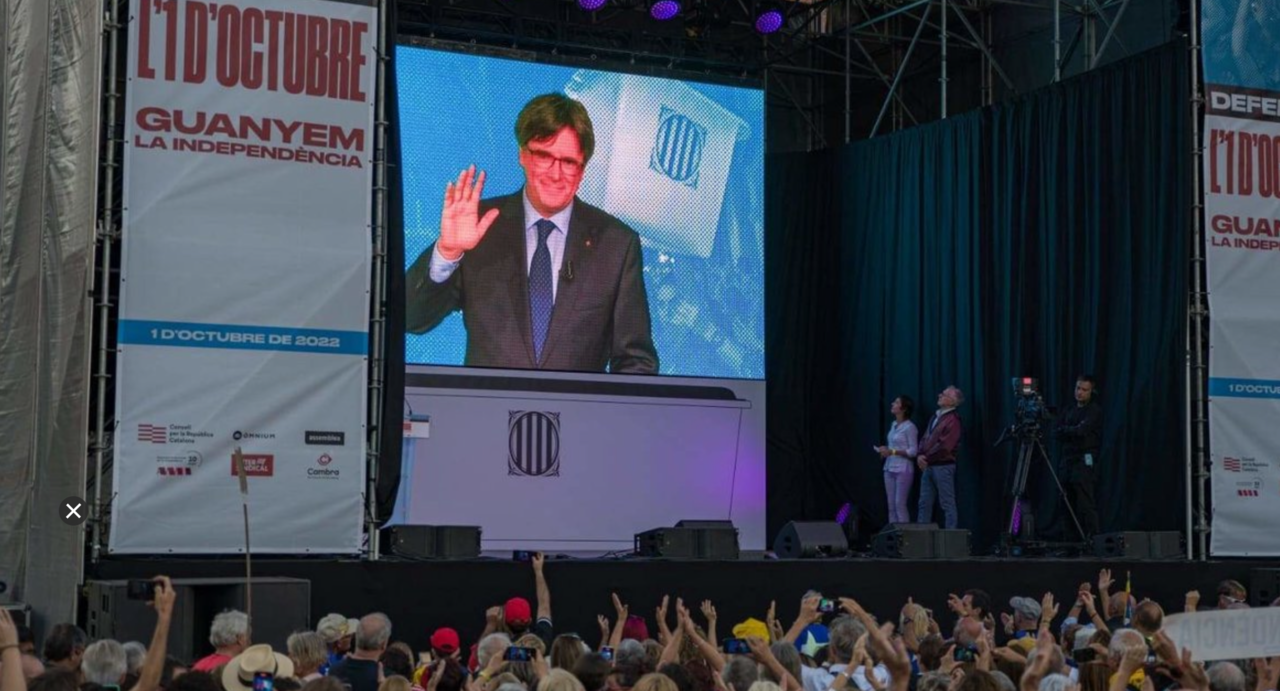 El expresidente de la Generalitat Carles Puigdemont en la concentraci&oacute;n con motivo del 1-O convocada por el Consell de la Rep&uacute;blica.