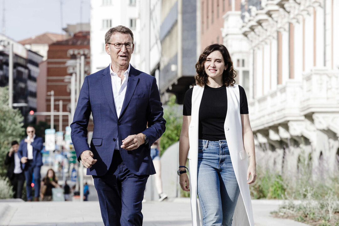 El presidente del Partido Popular y candidato a la Presidencia del Gobierno, Alberto N&uacute;&ntilde;ez Feij&oacute;o, y la presidenta de la Comunidad de Madrid, Isabel D&iacute;az Ayuso, a su llegada a la presentaci&oacute;n de la candidatura por Madrid para las elecciones del 23-J.