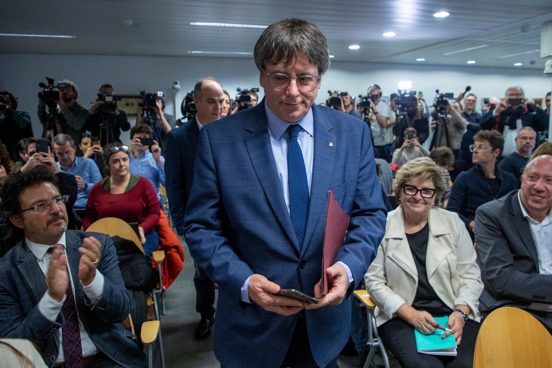 El expresidente de la Generalitat y eurodiputado de Junts, Carles Puigdemont, a su llegada para comparecer en una rueda de prensa para explicar los detalles del acuerdo de investidura con el PSOE, en el Parlamento Europeo, a 9 de noviembre de 2023, en Bruselas.