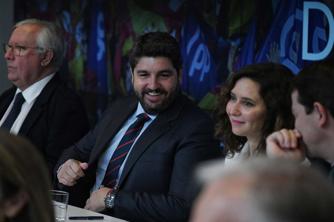 Archivo - El presidente de la Regi&oacute;n de Murcia, Fernando L&oacute;pez Miras y la presidenta de la Comunidad de Madrid, Isabel D&iacute;az Ayuso, durante la reuni&oacute;n de la Junta Directiva Nacional, en la sede de G&eacute;nova. 