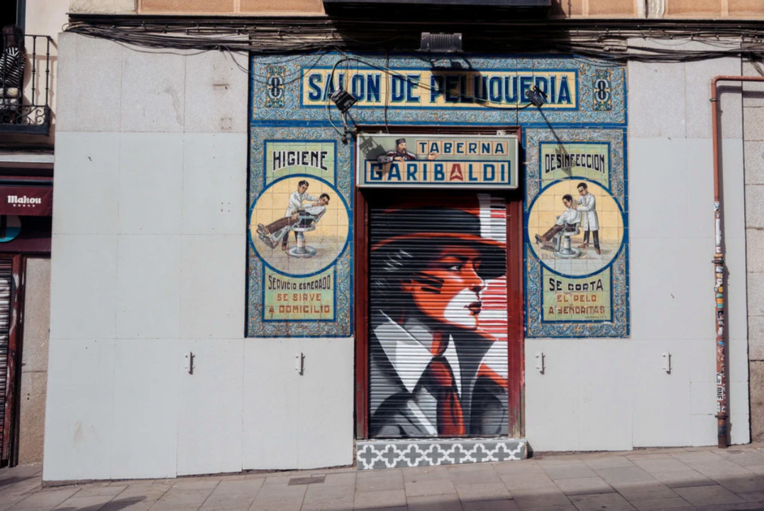El establecimiento se encuentra en Lavapi&eacute;s y es propiedad de Pablo Iglesias, el poeta Sebasti&aacute;n Fiorilli y el cantautor Carlos &Aacute;vila (Foto: Gabriel Luengas / Europa Press)