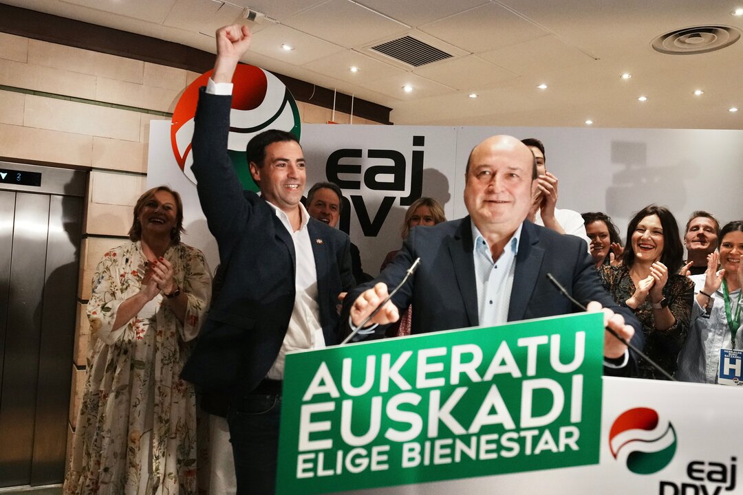 Imanol Pradales y Andoni Ortuzar celebran los resultados de las elecciones vascas (Foto: H.Bilbao / Europa Press).