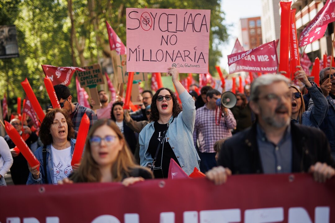 Varias personas protestan durante una manifestaci&oacute;n de la Asociaci&oacute;n de Cel&iacute;acos y Sensibles al Gluten, a 21 de abril de 2024, en Madrid (Espa&ntilde;a).