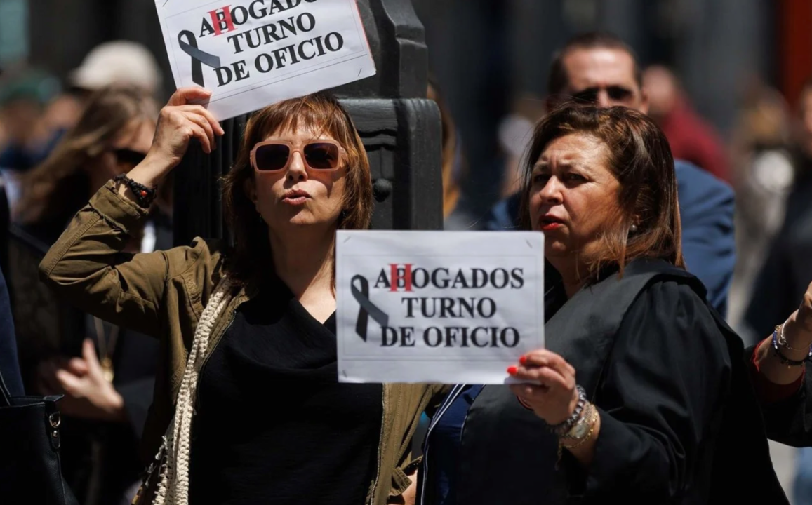 Abogados sujetan pancartas durante una manifestaci&oacute;n para exigir Justicia Gratuita, en la Puerta del Sol, a 18 de mayo de 2023, en Madrid. (Foto: Eduardo Parra / Europa Press)