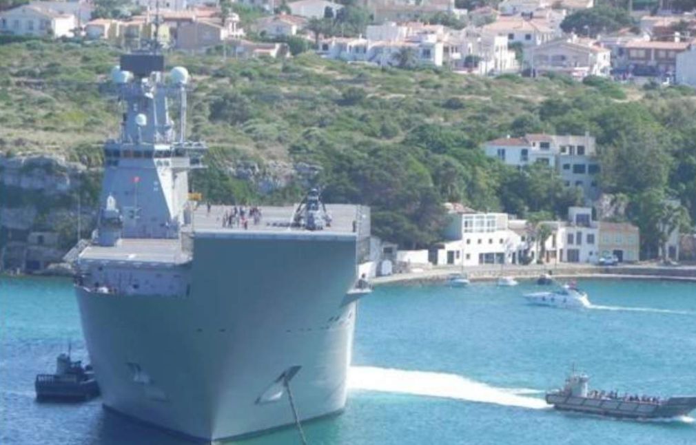 El buque 'Juan Carlos ', en el puerto de Mah&oacute;n.