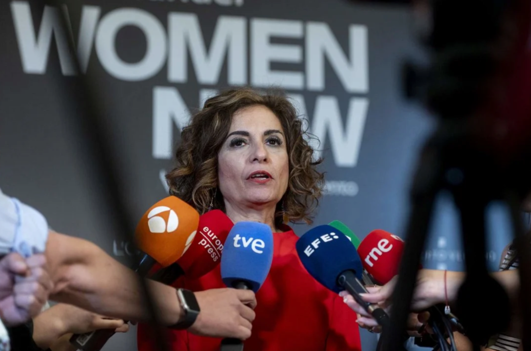 La vicepresidenta primera y ministra de Hacienda, Mar&iacute;a Jes&uacute;s Montero, ofrece declaraciones a los medios a su llegada a la inauguraci&oacute;n del Santander WomenNOW, en el Beatriz de Madrid, a 19 de junio de 2024, en Madrid.