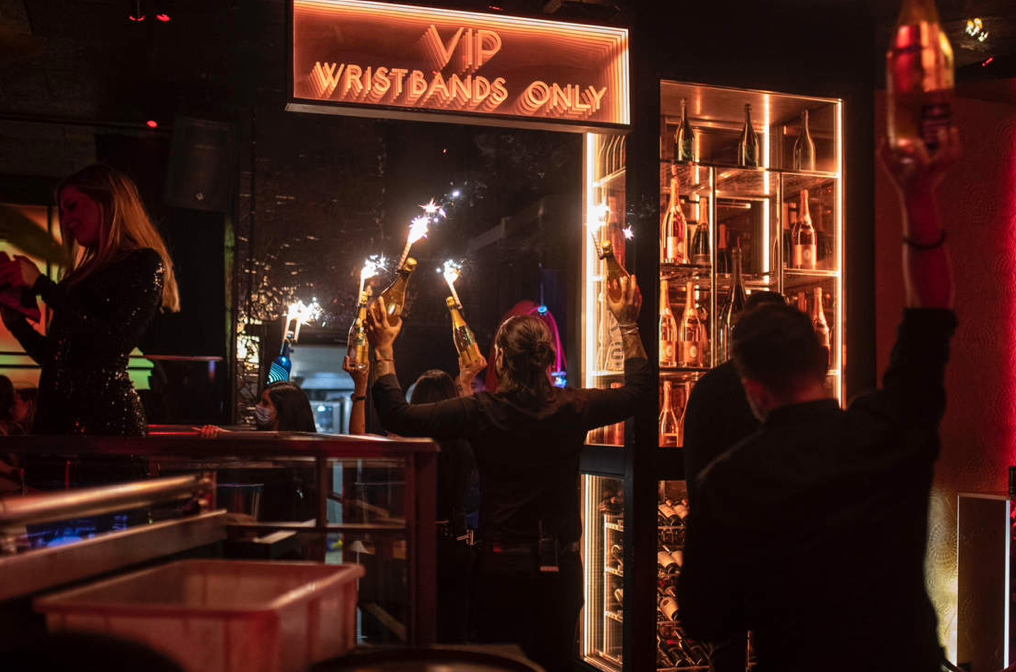 Asistentes encienden bengalas en un local de ocio nocturno de Barcelona en 2021.&nbsp;Lorena Sop&ecirc;na / Europa Press