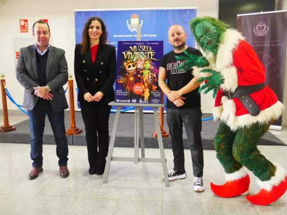La concejala de Comercio en el Ayuntamiento de San Fernando, Mar&iacute;a G&oacute;mez, el vicepresidente de la Asociaci&oacute;n Isle&ntilde;a de Hosteler&iacute;a y Turismo (Asihtur), Antonio Alba, y el gerente de Horror Studio FX, Joaqu&iacute;n Lavilla,
junto al Grinch de la Navidad. Foto: Ayuntamiento de San Fernando.