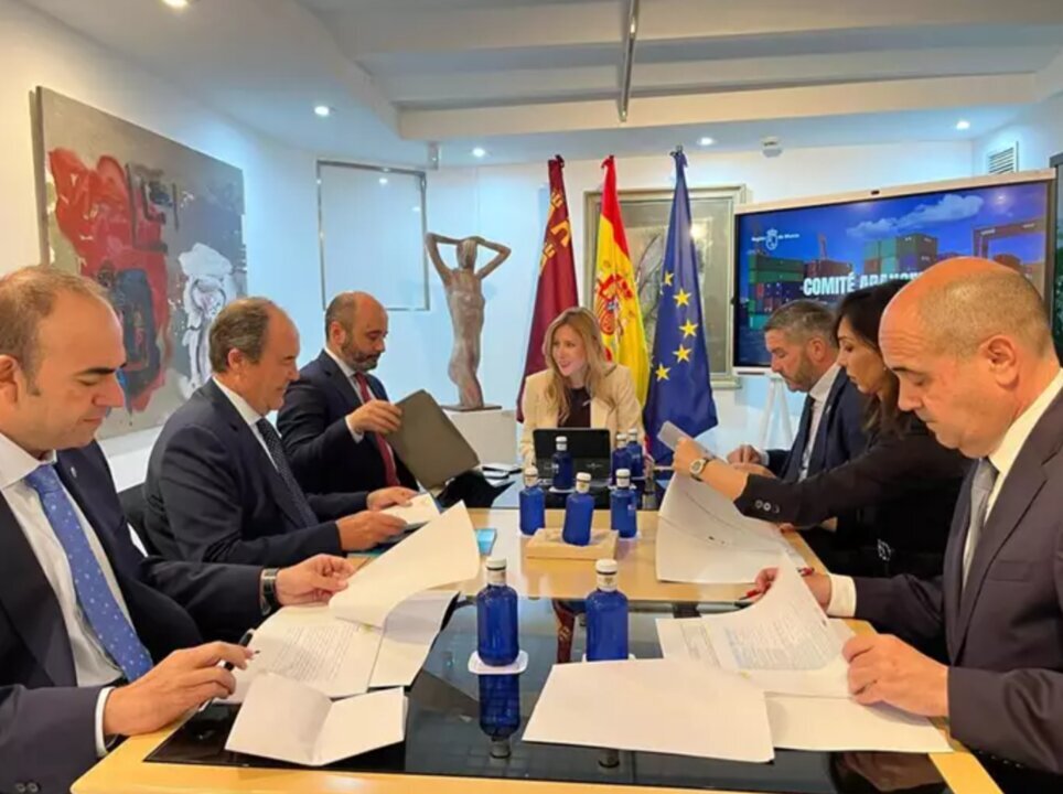 Reuni&oacute;n de los miembros del Comit&eacute; Aranceles presidida por la consejera de Empresa, Empleo y Econom&iacute;a Social, Marisa L&oacute;pez Arag&oacute;n. CARM