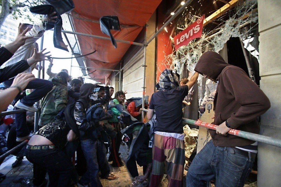Grupos antiglobalización destrozando escaparates en Barcelona.
