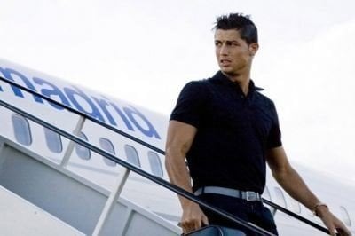 Cristiano Ronaldo bajando del avión del Real Madrid.