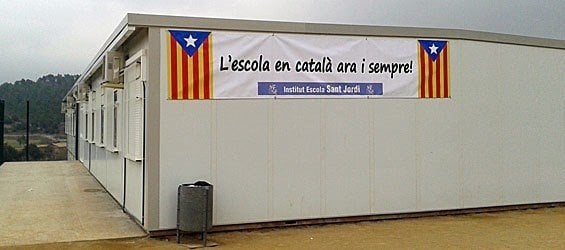 Colegio con una pancarta a favor del catalán.