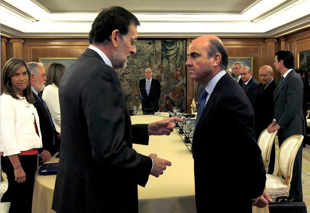 Mariano Rajoy y Luis de Guindos, antes del comienzo del Consejo de Ministros.