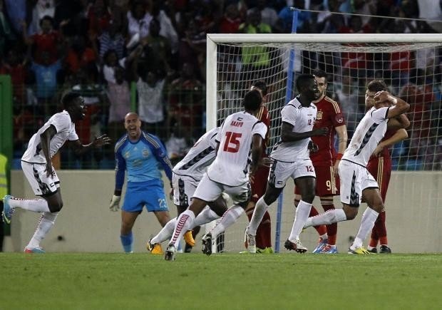 Los jugadores de Guinea Ecuatorial celebran el gol de Jimmy Bermúdez.