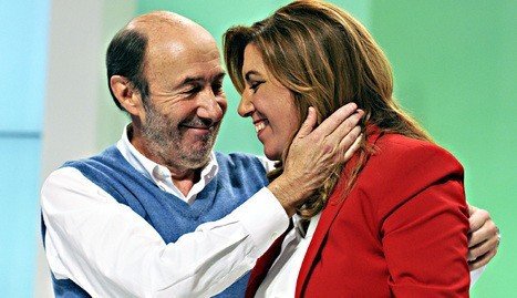 Rubalca abraza a Susana Díaz tras ser proclamada lídere del PSOE-A.