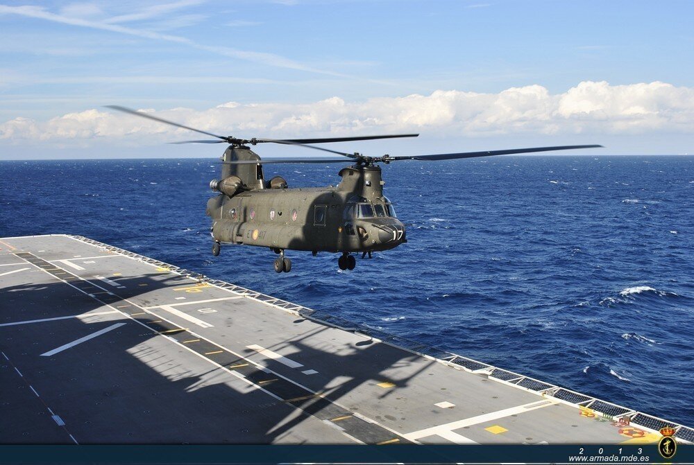 Un Chinook de las Famet operando sobre el 'Juan Carlos I'