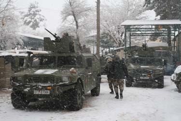 Unidades del Ejército español en plena nevada invernal.