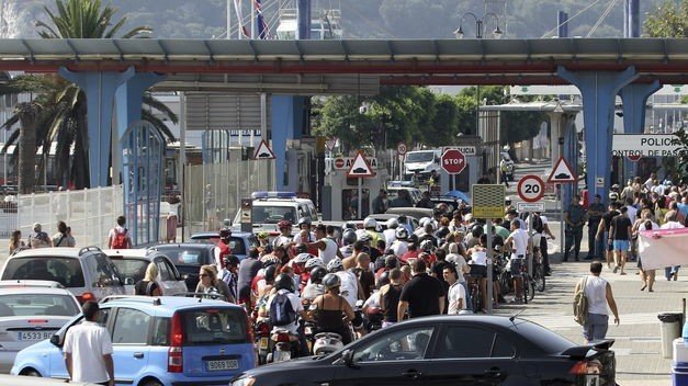 Colas por los controles fronterizos en Gibraltar.