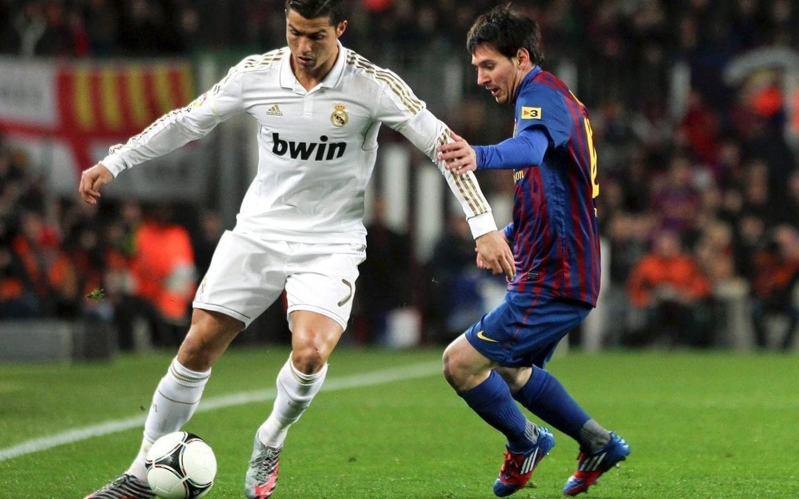 Cristiano Ronaldo y Leo Messi, durante un Madrid-Barça de Liga.