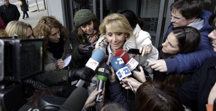 Esperanza Aguirre atiende a los medios después de su declaración en Génova.
