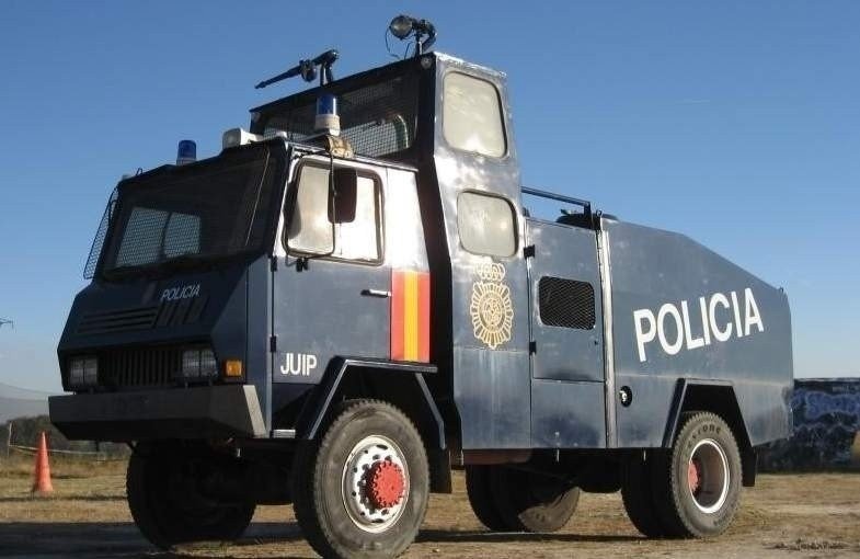 Camión con cañón de agua de la Policía Nacional.