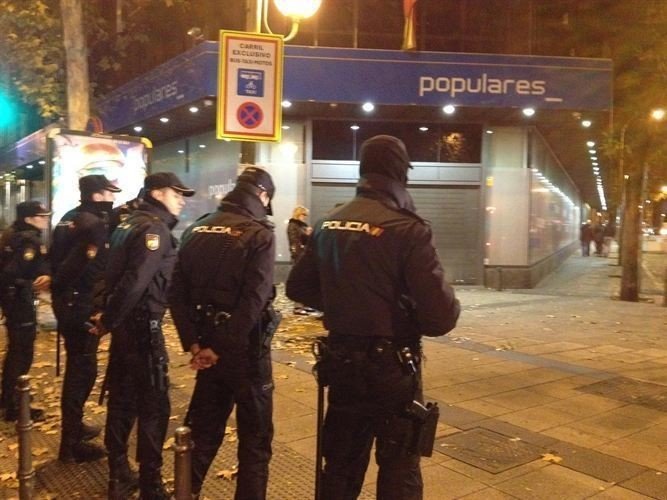 Policías nacionales a las puertas de la sede del PP la pasada noche.