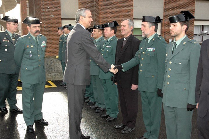 Visita de Fernández de Mesa a un cuartel de la Guardia Civil.