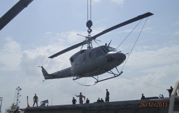 El helicóptero AB 212 averiado durante las maniobras de desembarco del 'Tornado'.
