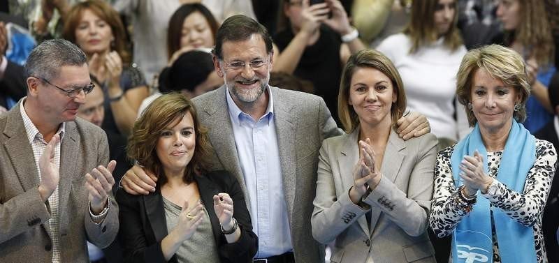Ruiz-Gallardón, Soraya Sáenz de Santamaría, Rajoy, Dolores de Cospedal y Esperanza Aguirre en un mitín del PP.
