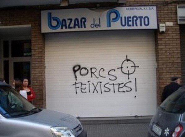 Pintada contra un negocio en Cataluña por rotular en castellano.