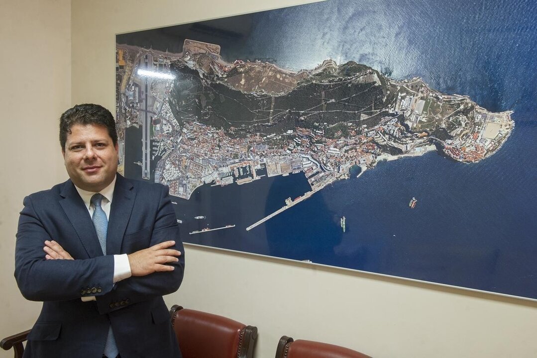 Fabian Picardo posa junto a un mapa de Gibraltar.