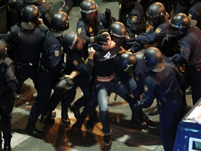 Agentes de la UIP deteniendo a un manifestante durante el 'Asalto al Congreso'.