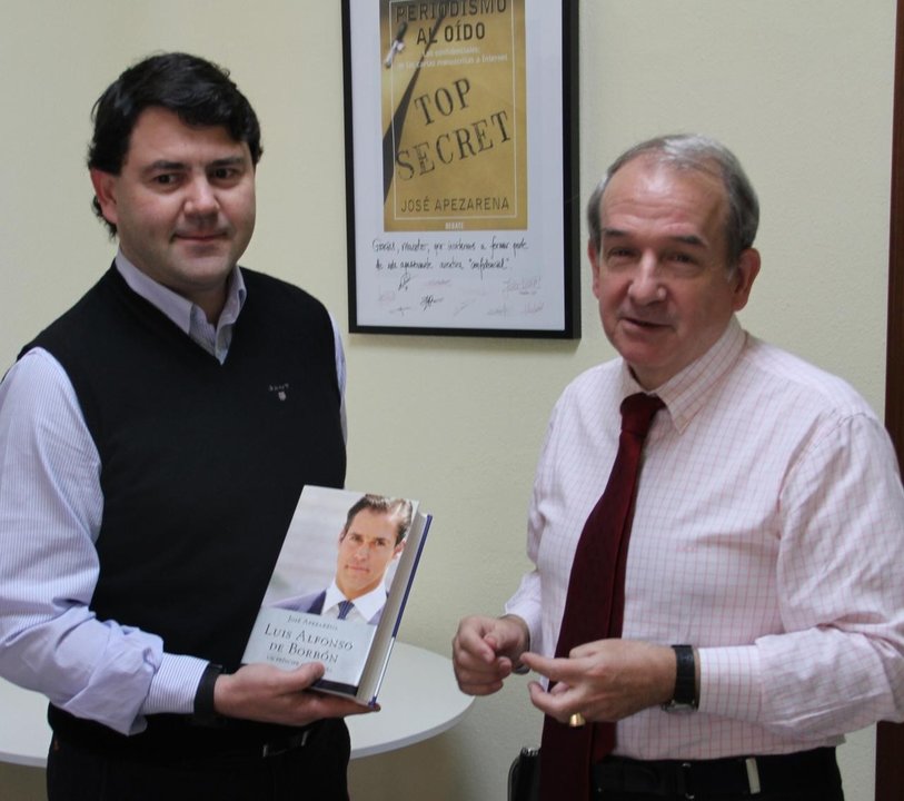 Ganador del libro de José Apezarena durante la entrega del premio.