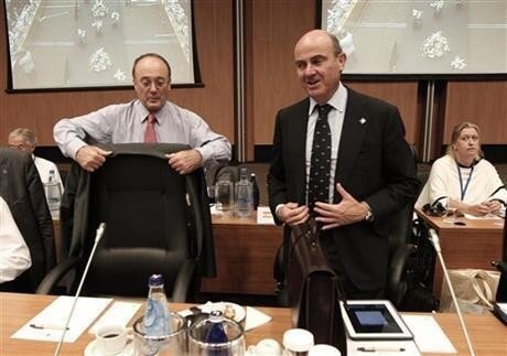 El Gobernador del Banco de Espa&ntilde;a, Luis Linde, y el ministro De Guindos.