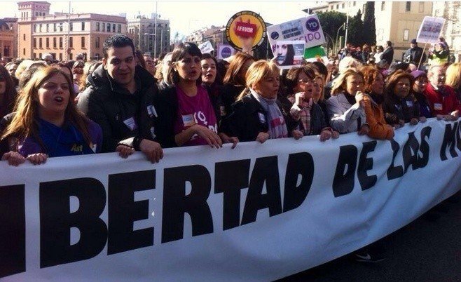 Elena Valenciano encabezó la manifestación en contra de la reforma del aborto.