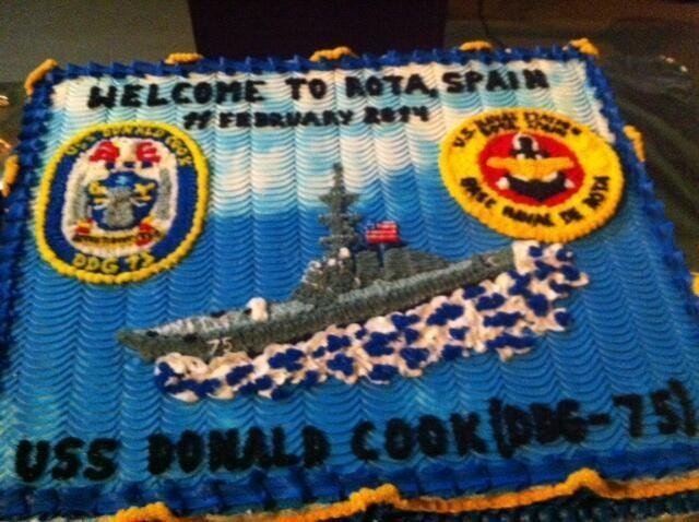 Tarta de bienvenida de la Embajada estadounidense al 'USS Donald Cook'
