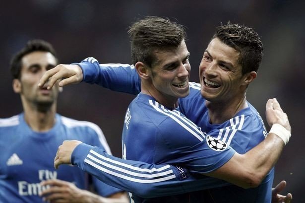 Cristiano Ronaldo celebra un gol con Gareth Bale.