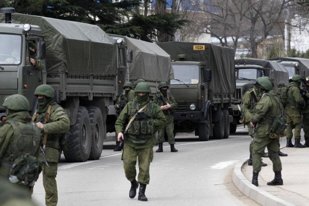 Efectivos del ejército ruso desplegados por orden de Vladimir Putin en la península de Crimea.