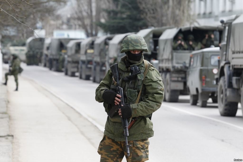Militares rusos patrullando la península de Crimea.