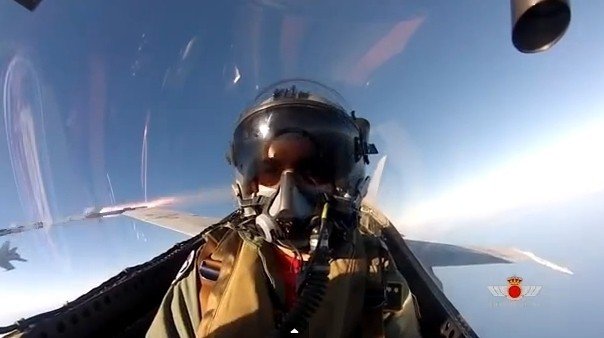 Piloto de un F-18 en el instante de lanzamiento de un misil aire-aire.