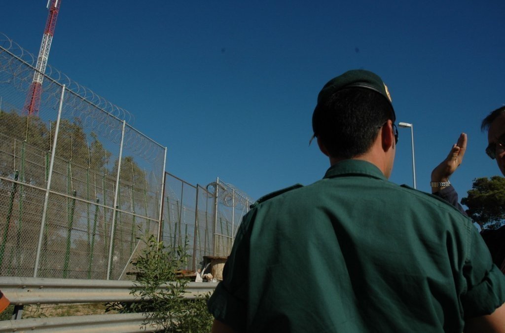 Guardia civil en la valla de Melilla.